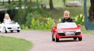 bé đi xe ô tô điện.