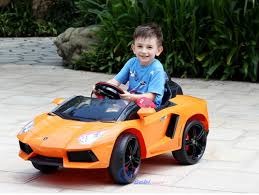 bé đi xe ô tô điện.