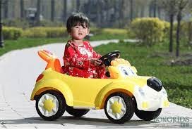 bé đi xe ô tô điện.