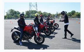 cách đi xe ducati