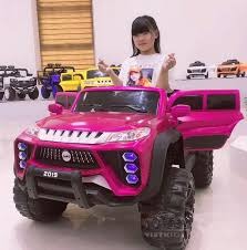 xe ô tô điện cho bé gái..
