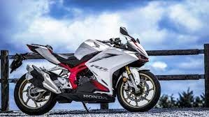 xe phân khối lớn honda màu trắng...