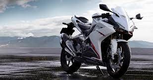 xe phân khối lớn honda màu trắng...