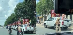 đi xe bán tải trong phố..