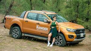 phụ nữ xe bán tải