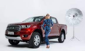 phụ nữ xe bán tải