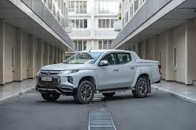xe bán tải mitsubishi.