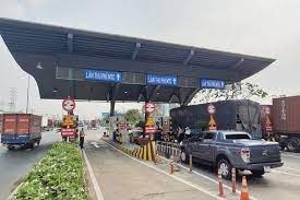 xe bán tải qua trạm thu phí..