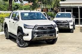 xe bán tải toyota hilux 2021..
