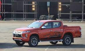 xe ô tô bán tải mitsubishi